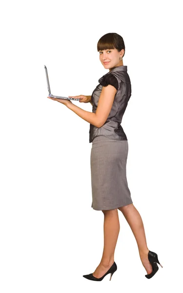 Красивая деловая женщина с ноутбуком — стоковое фото