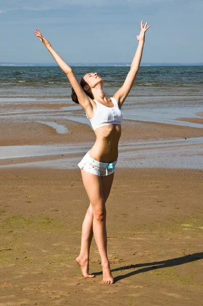 Exercising on the beach — Stock Photo, Image