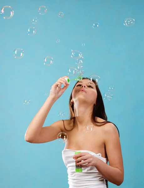 Fille avec bulles de savon — Photo