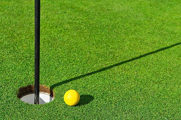 М'яч для гольфу на зеленій траві — стокове фото