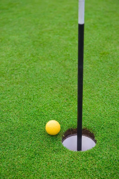 Pallina da golf sull'erba verde — Foto Stock