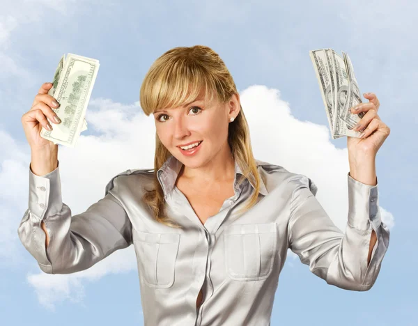 Succesvolle zakenvrouw tegen de hemel — Stockfoto