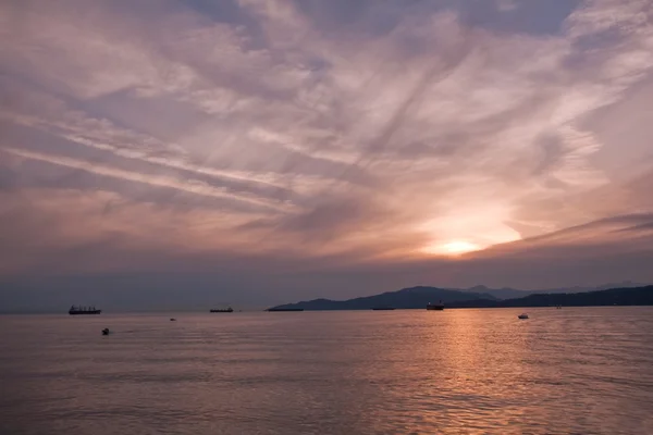 Navires de charge à Burrard Inlet au coucher du soleil — Photo