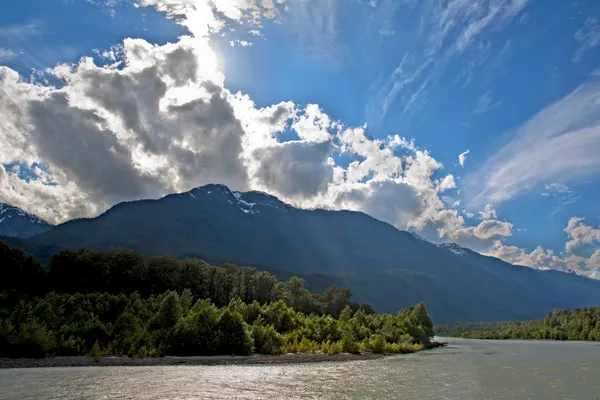 Vue de la rivière Squamish au parc provincial Brackendale Eagles — Photo