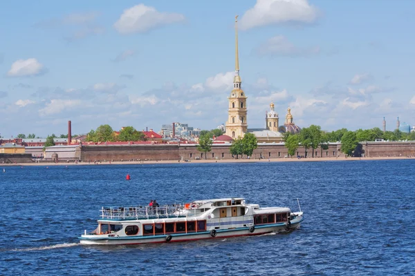 Transport wodny w Sankt Petersburgu — Zdjęcie stockowe