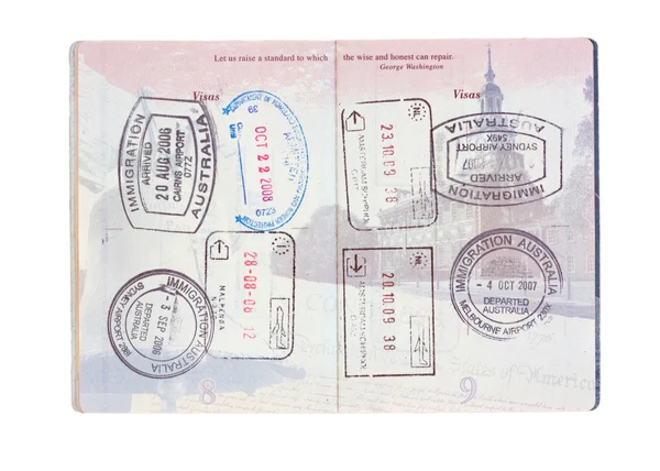 Ταξιδεύουν γραμματόσημα σε ένα διαβατήριο Ηνωμένων Πολιτειών κατά ένα λευκό έκφραση — Φωτογραφία Αρχείου