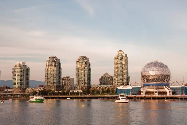 Vancouver Science World skyline a partir da água — Fotografia de Stock