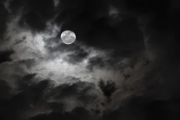 Pleine lune effrayante et nuages blancs étranges Photos De Stock Libres De Droits