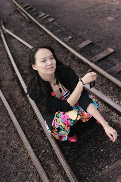 Asian girl sit on rail — Stock Photo, Image