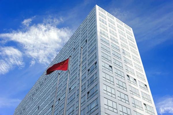 Modern byggnad och röd flagga Stockbild