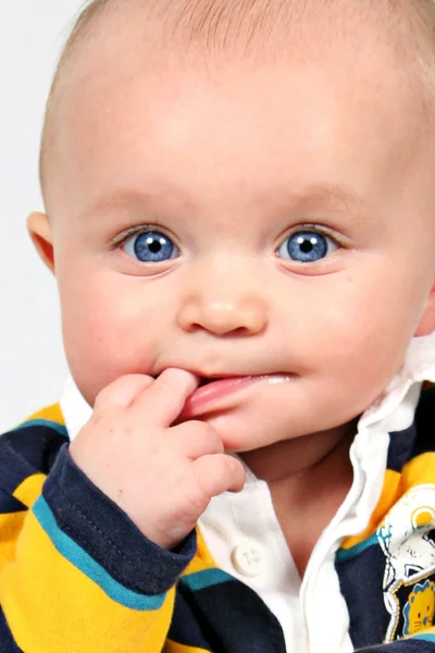 Niño pequeño con dedo en mes — Foto de Stock