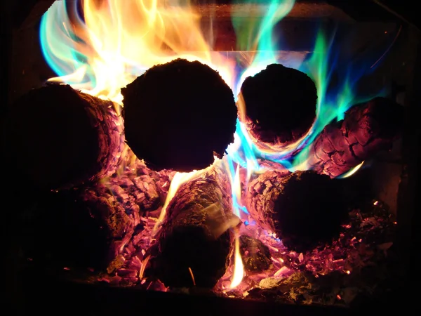 Yangın ve alevler içinde şömine — Stok fotoğraf