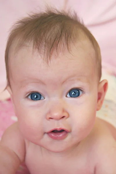 Pequeño bebé tomado de cerca con fondo —  Fotos de Stock