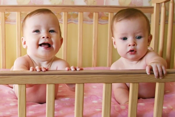 Bébé filles dans la crèche - Triplets — Photo