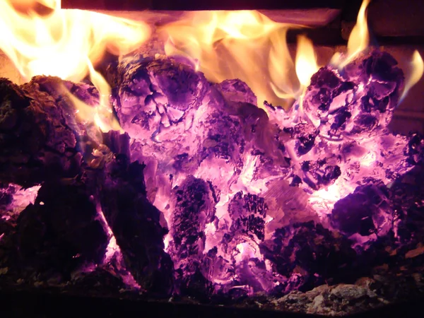 Feu et flammes dans la cheminée — Photo