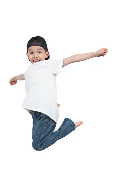 Маленький хлопчик стрибає на ізольованому білому тлі — стокове фото