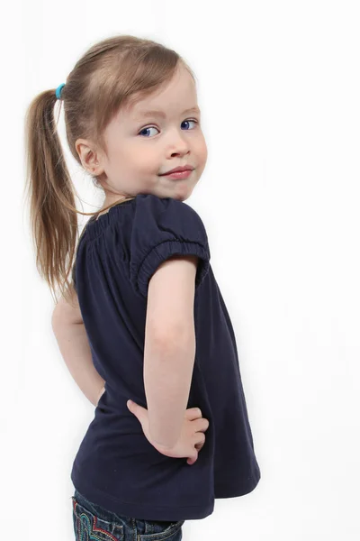 Очаровательная маленькая девочка, изолированная на белой спине — стоковое фото