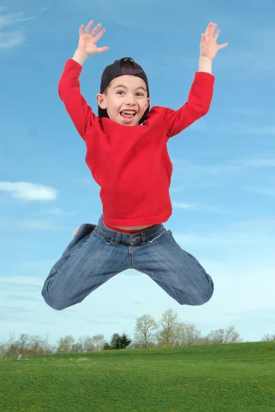Mały chłopiec skoki w powietrzu — Zdjęcie stockowe