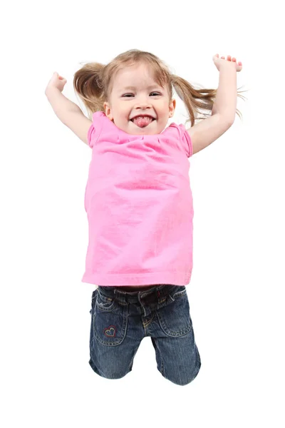 Маленькая девочка прыгает на изолированном белом фоне — стоковое фото
