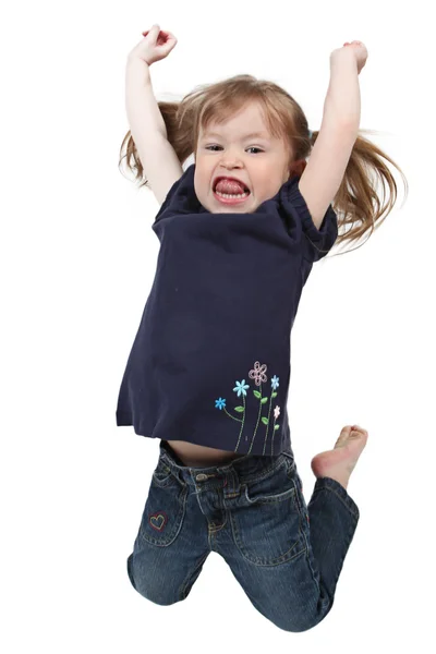 Klein meisje springen op geïsoleerde witte achtergrond — Stockfoto