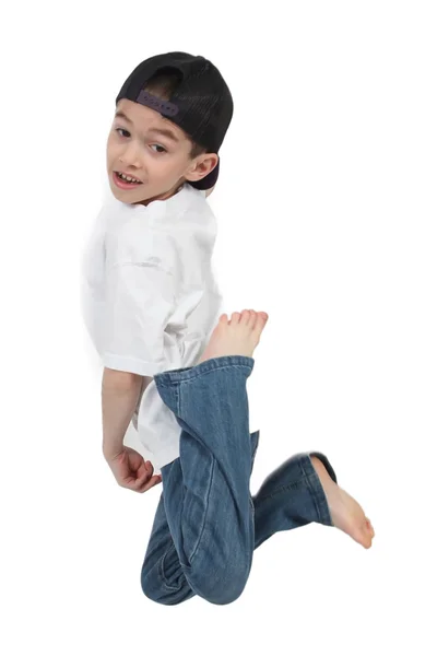 Piccolo ragazzo che salta su uno sfondo bianco isolato — Foto Stock