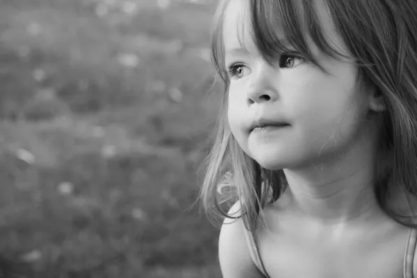 Bedårande liten flicka tagit närbild utomhus i s — Stockfoto