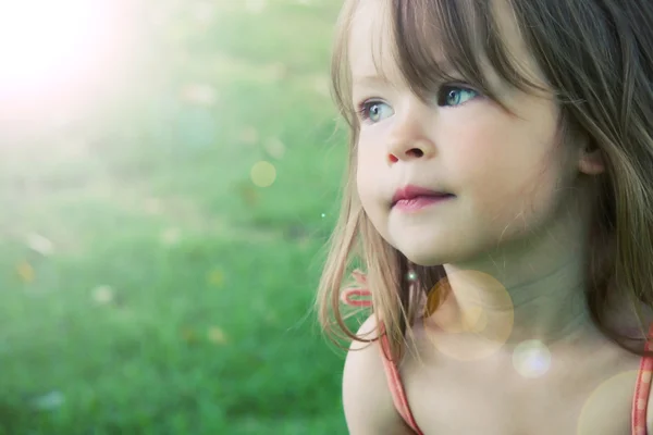 Очаровательная маленькая девочка, снятая крупным планом на открытом воздухе — стоковое фото