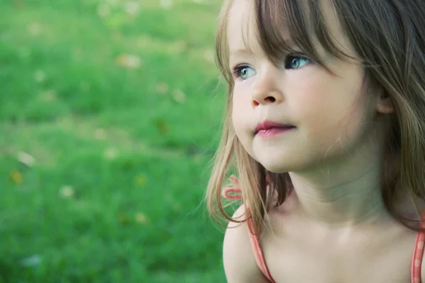 Очаровательная маленькая девочка, снятая крупным планом на открытом воздухе — стоковое фото