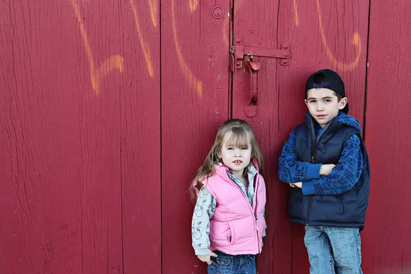 Bambini piccoli appesi vicino a un muro squallido — Foto Stock