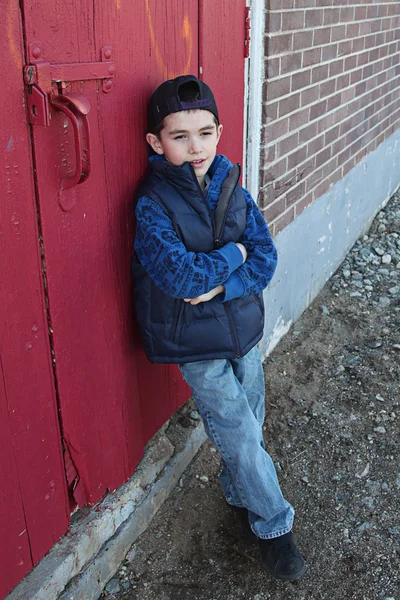 汚れた壁の近くに出かける若い子 — ストック写真