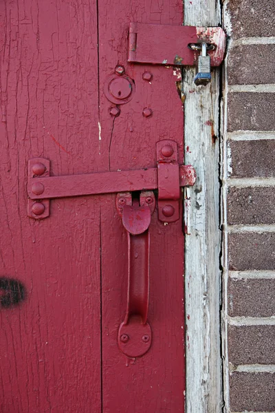 Puerta de madera roja vieja en edificio viejo — Foto de Stock