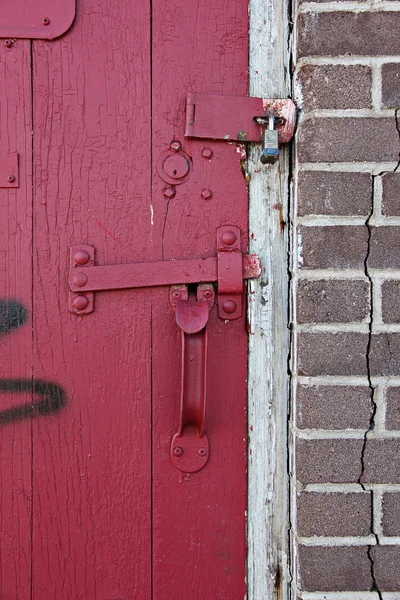 Eski bina eski kırmızı ahşap kapı — Stok fotoğraf