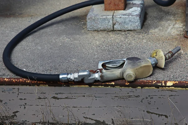 Oude gas pomp op de grond met slang — Stockfoto