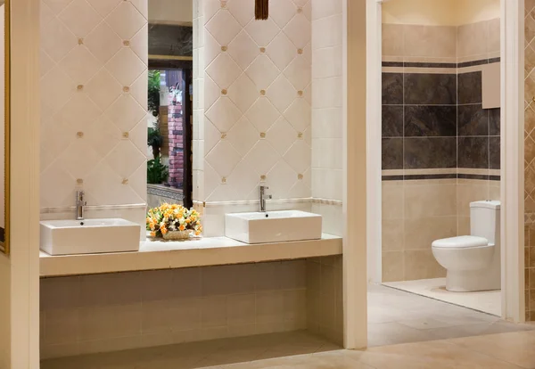 Luxuriöses modernes Badezimmer — Stockfoto