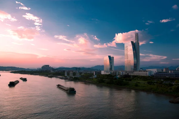 Закат на реке Миньцзян — стоковое фото