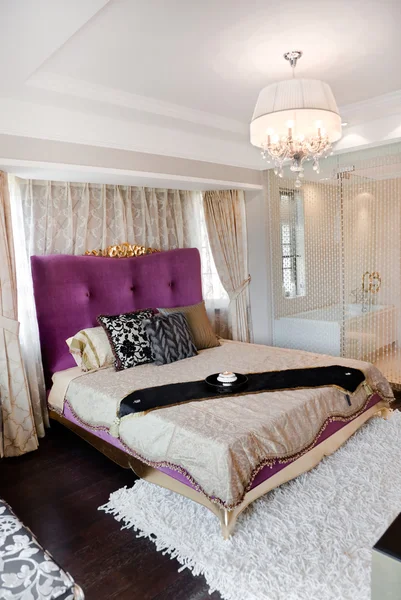 現代寝室にキングサイズのベッド — ストック写真