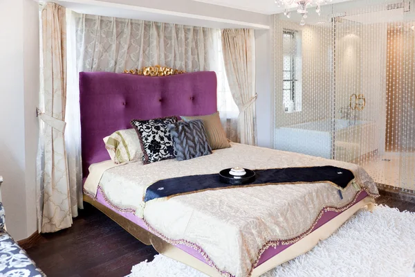 Łóżko w nowoczesnej sypialni z łóżkiem typu king-size — Zdjęcie stockowe