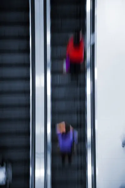 Bewegung auf Treppe und Rolltreppe verschwommen — Stockfoto