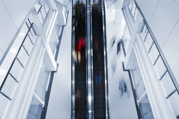Movimiento borroso en la escalera mecánica — Foto de Stock