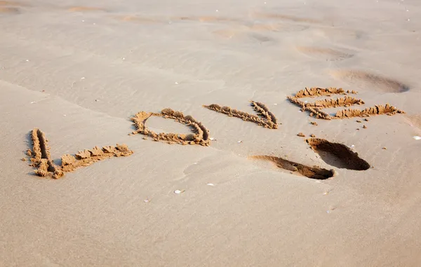 Liebe in den Sand am Strand geschrieben — Stockfoto