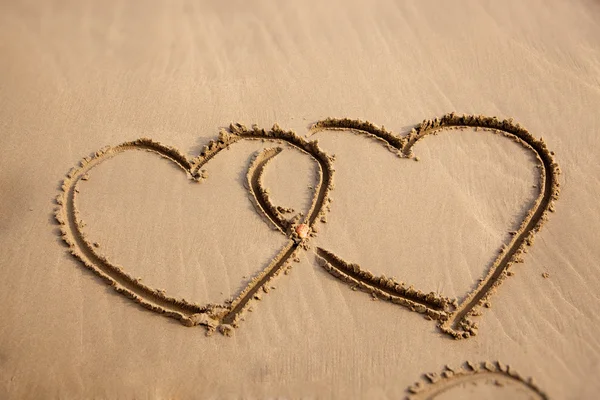 Kum üzerine tasarlanmış Kalpler. — Stok fotoğraf