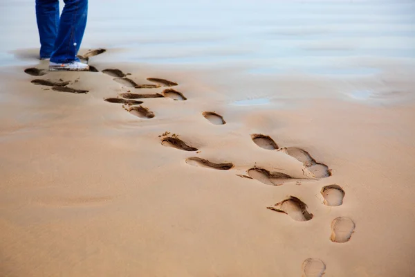 Хождение по песку — стоковое фото