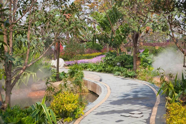 Tranquil Garden Walkway — Stock Photo, Image