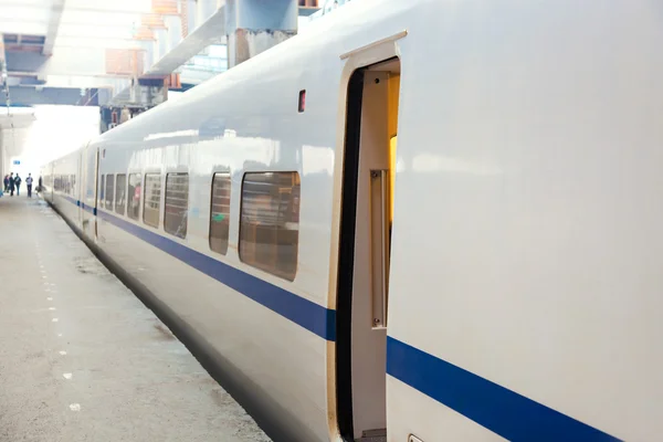 High-Speed mu trein op platform — Stockfoto