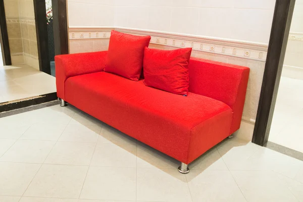 Красный диван — стоковое фото