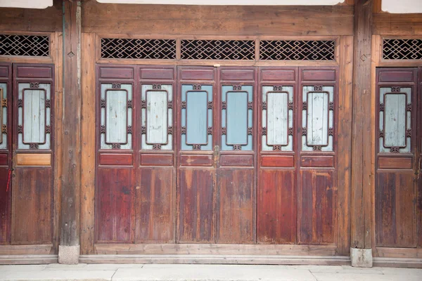 Część chińskich zamknięte drzwi drewniane — Zdjęcie stockowe
