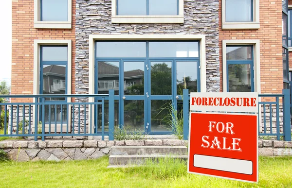 Foreclosure on Home for Sale signo en el patio delantero —  Fotos de Stock