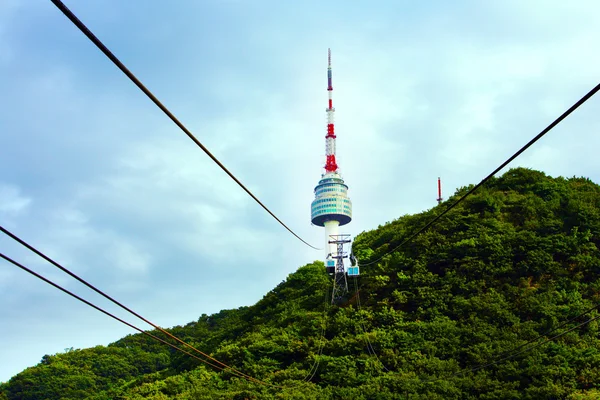 Cableway levanta para a Torre de Seul . Fotografias De Stock Royalty-Free