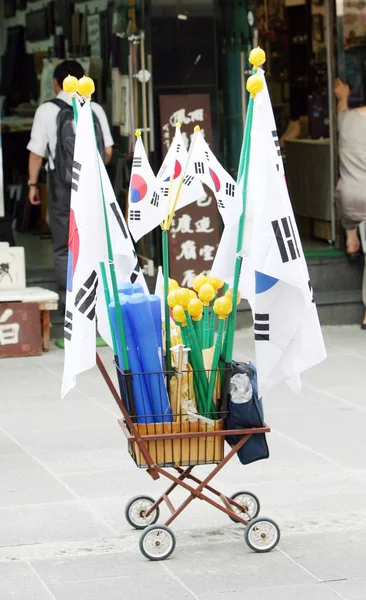 Καρότσι με κορεατική σημαίες — Φωτογραφία Αρχείου