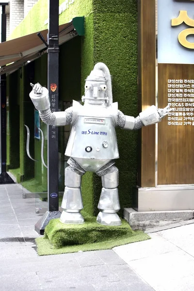 Sokaktaki oyuncak robot. — Stok fotoğraf